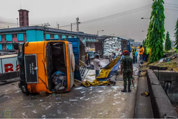 Fully Loaded Truck Falls And Pours Its Contents On Ojuelegba Bridge, Lagos. Photos